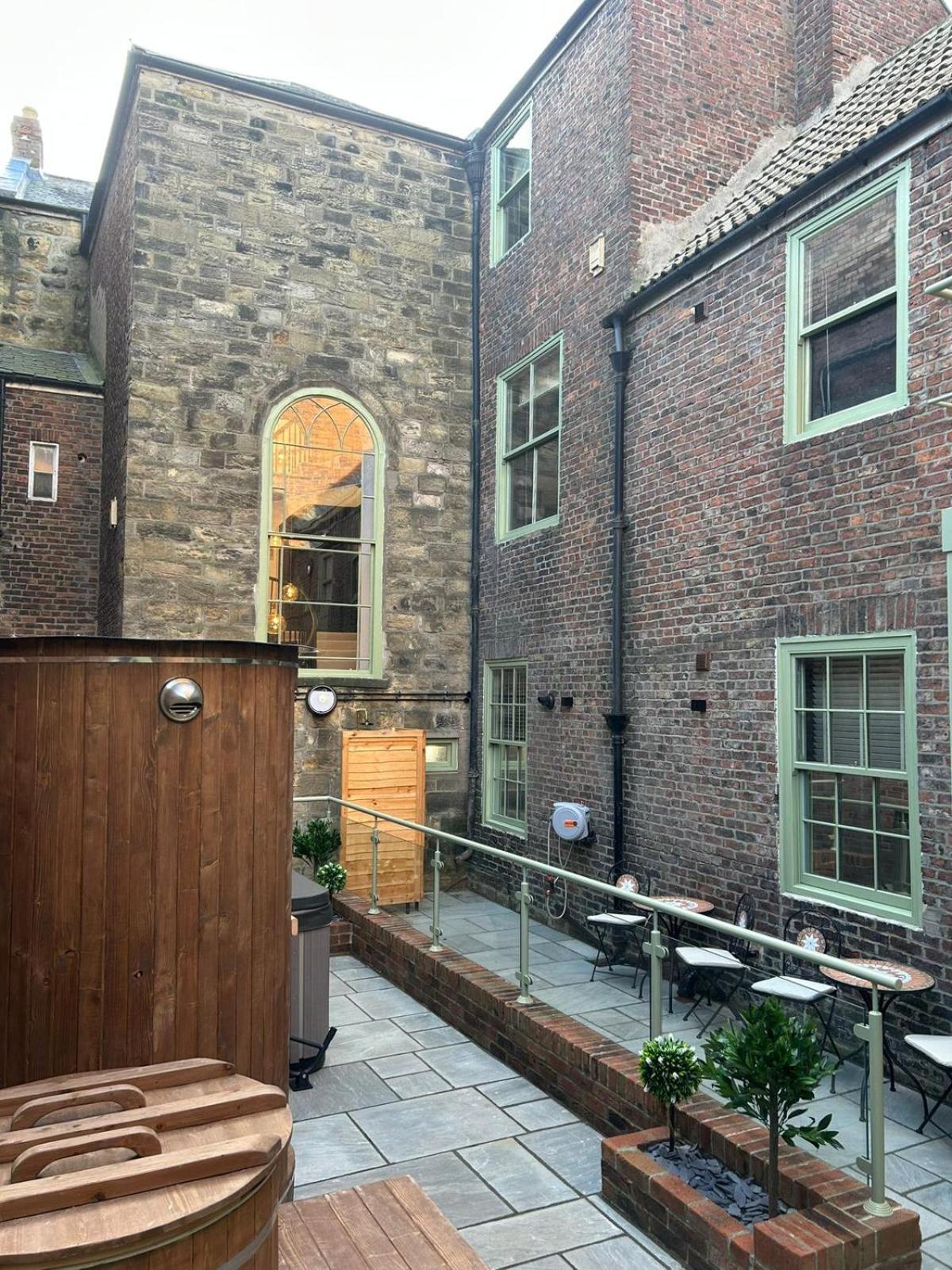 Magistrates Penthouse Suite - Town Centre Apartments With Spa Morpeth Eksteriør billede